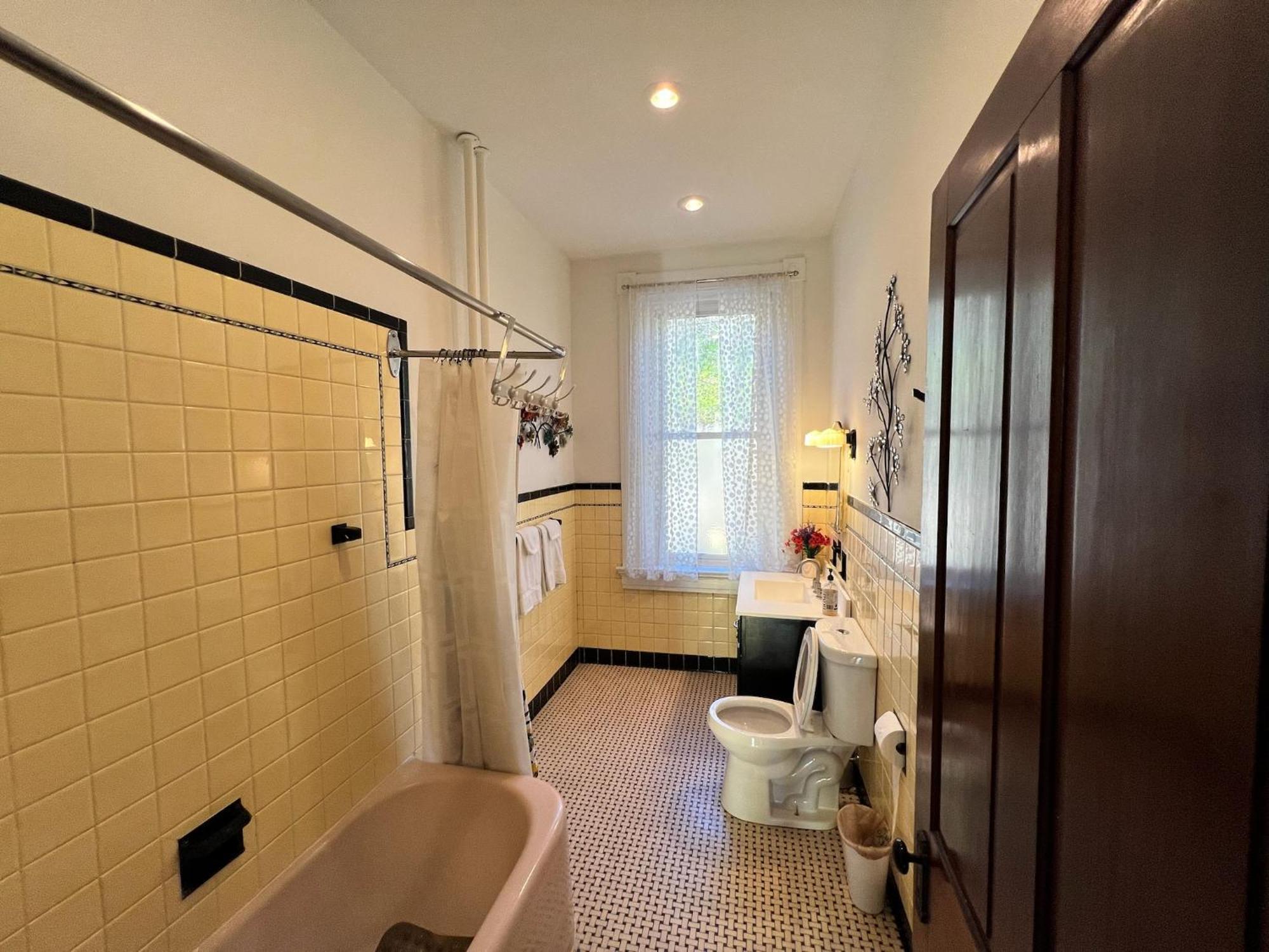 Private Bdrm 3 In Spacious House Views * Cincinnati