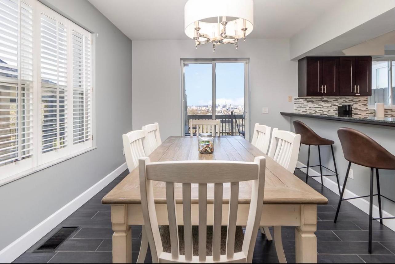 Downtown Skyline View- Holiday home