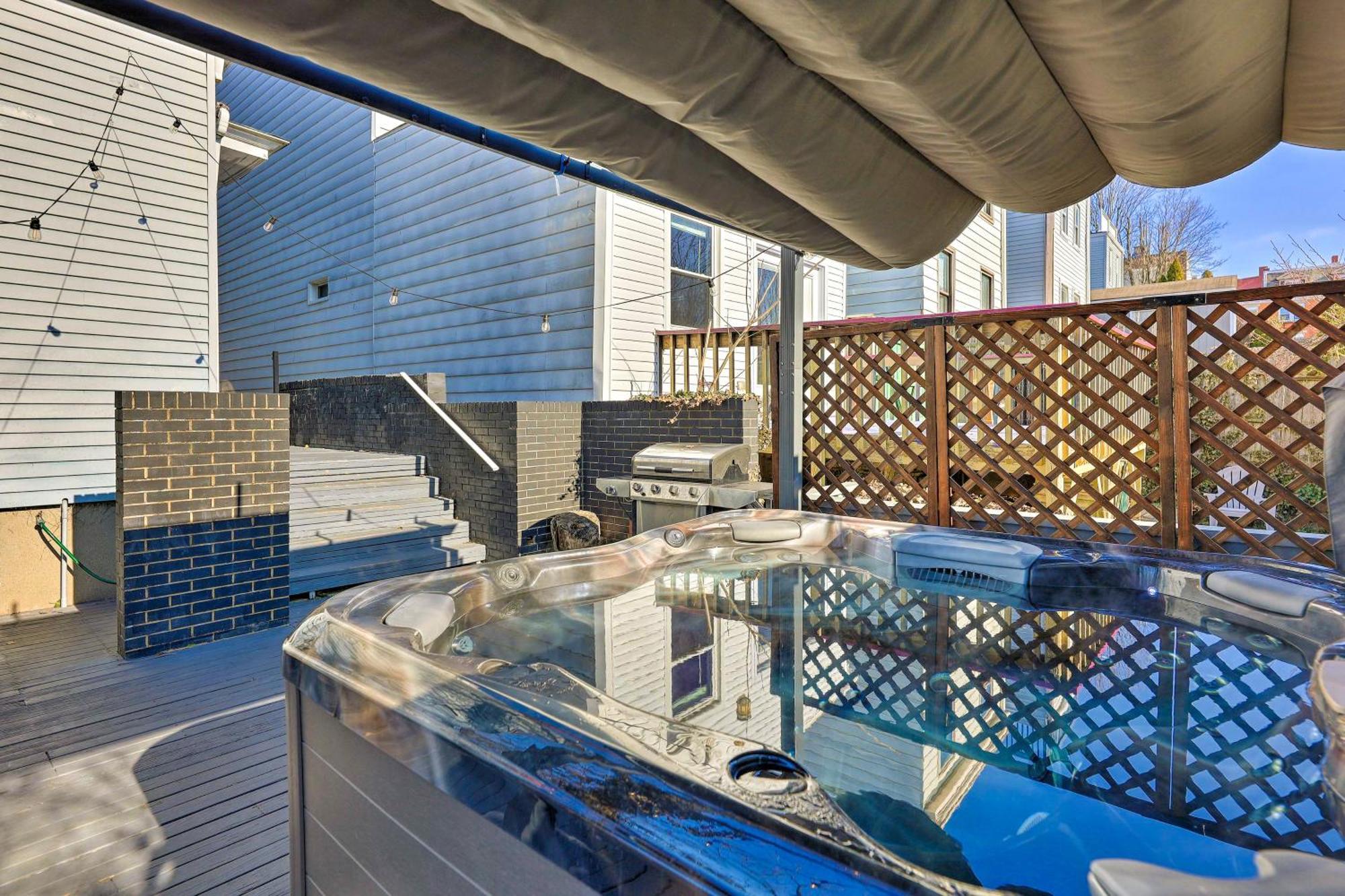 With Deck And Private Hot Tub! Cincinnati
