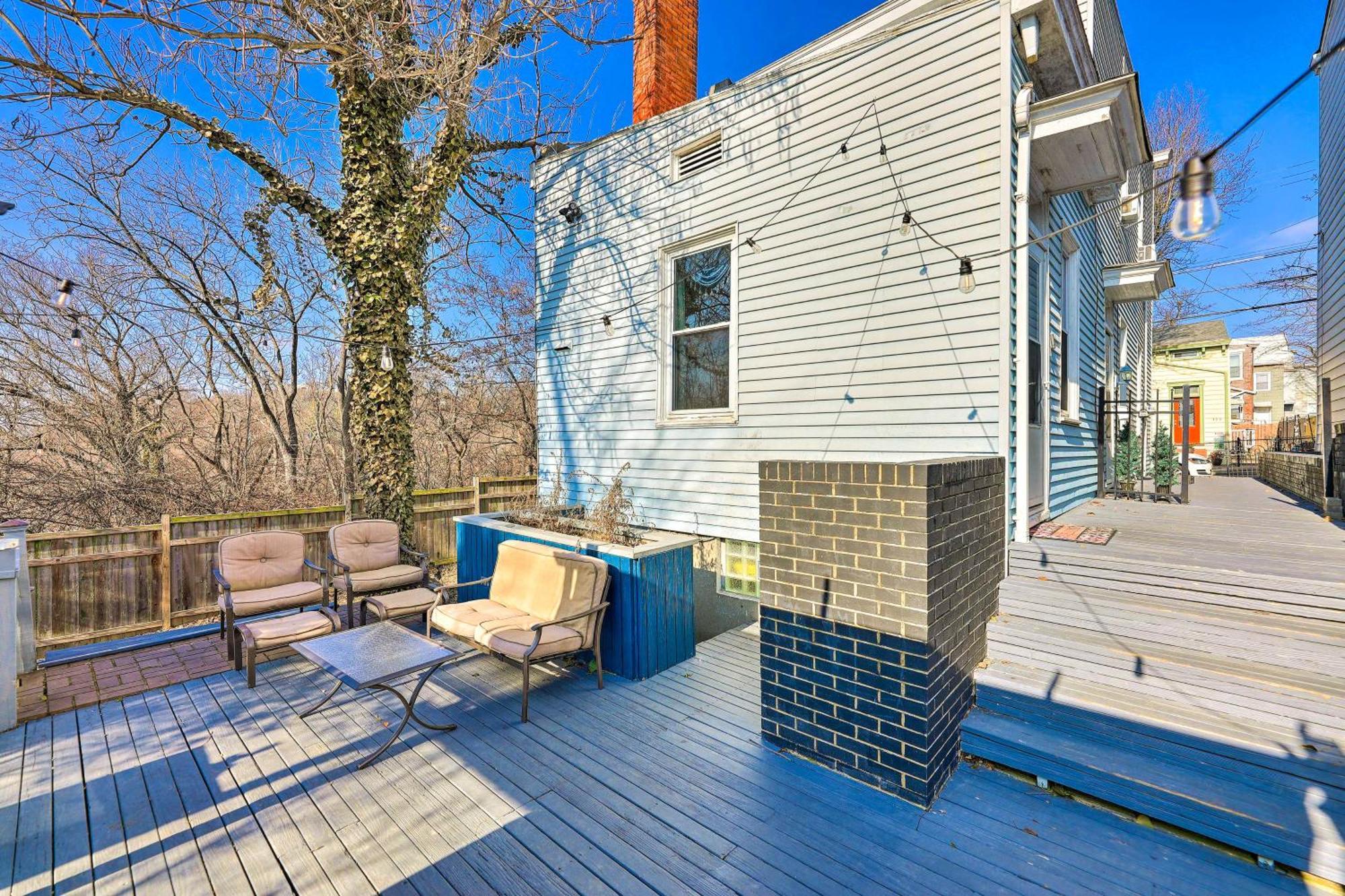 With Deck And Private Hot Tub! Holiday home