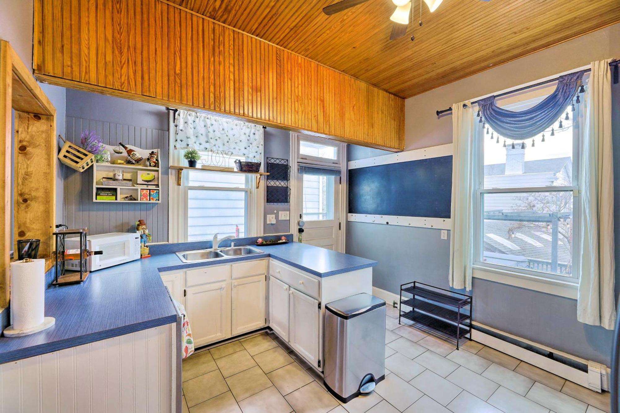 With Deck And Private Hot Tub!