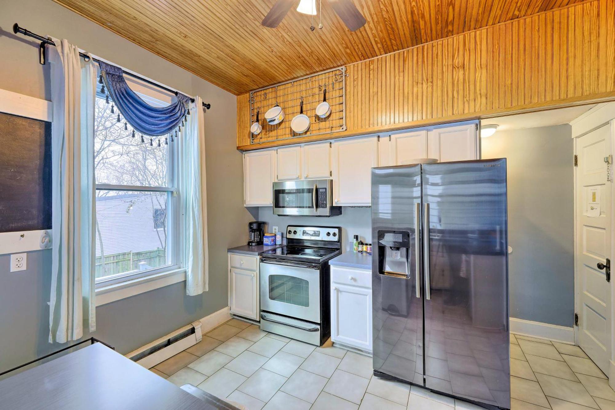 Holiday home With Deck And Private Hot Tub!