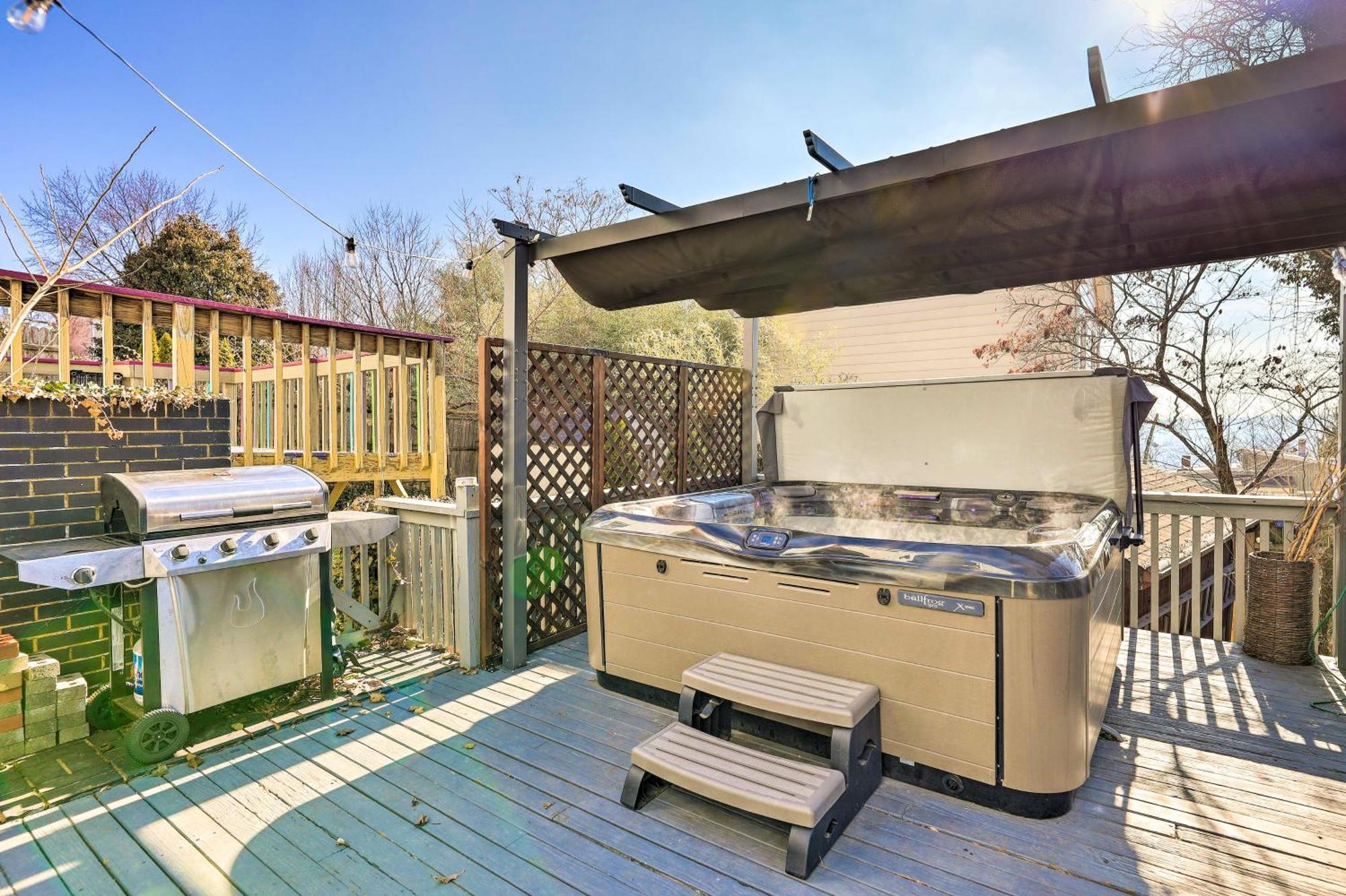 With Deck And Private Hot Tub! Holiday home Cincinnati