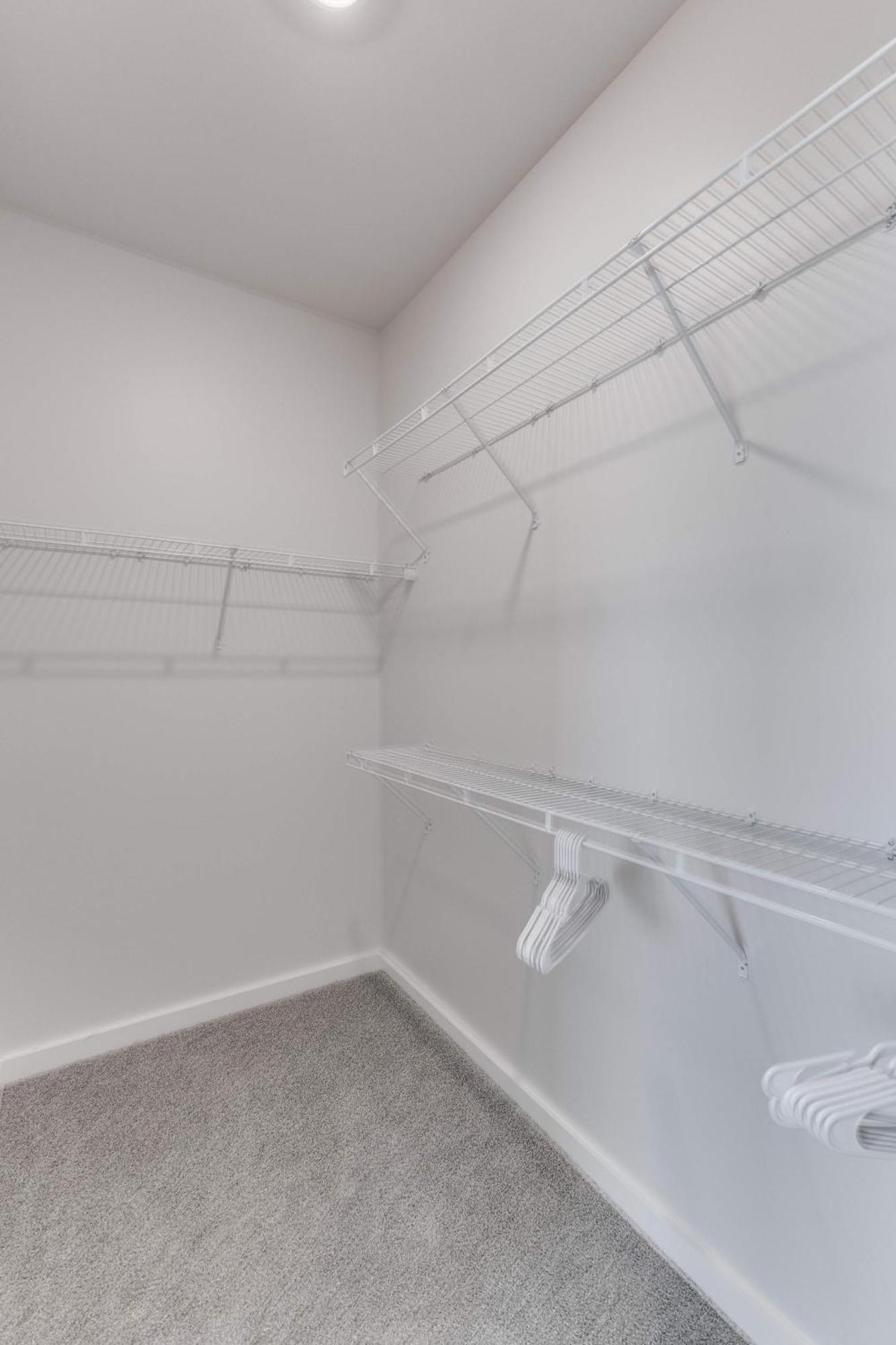 Modern Close To Dining & Entertainment *
