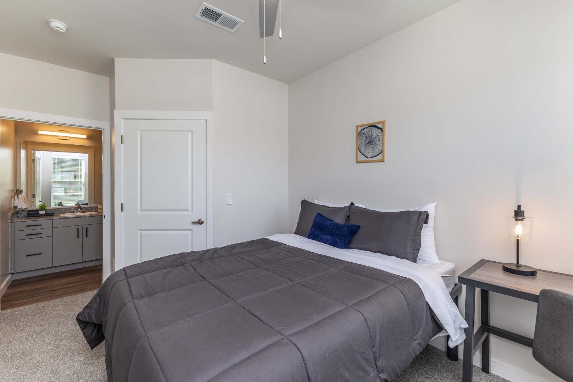 Modern Close To Dining & Entertainment *