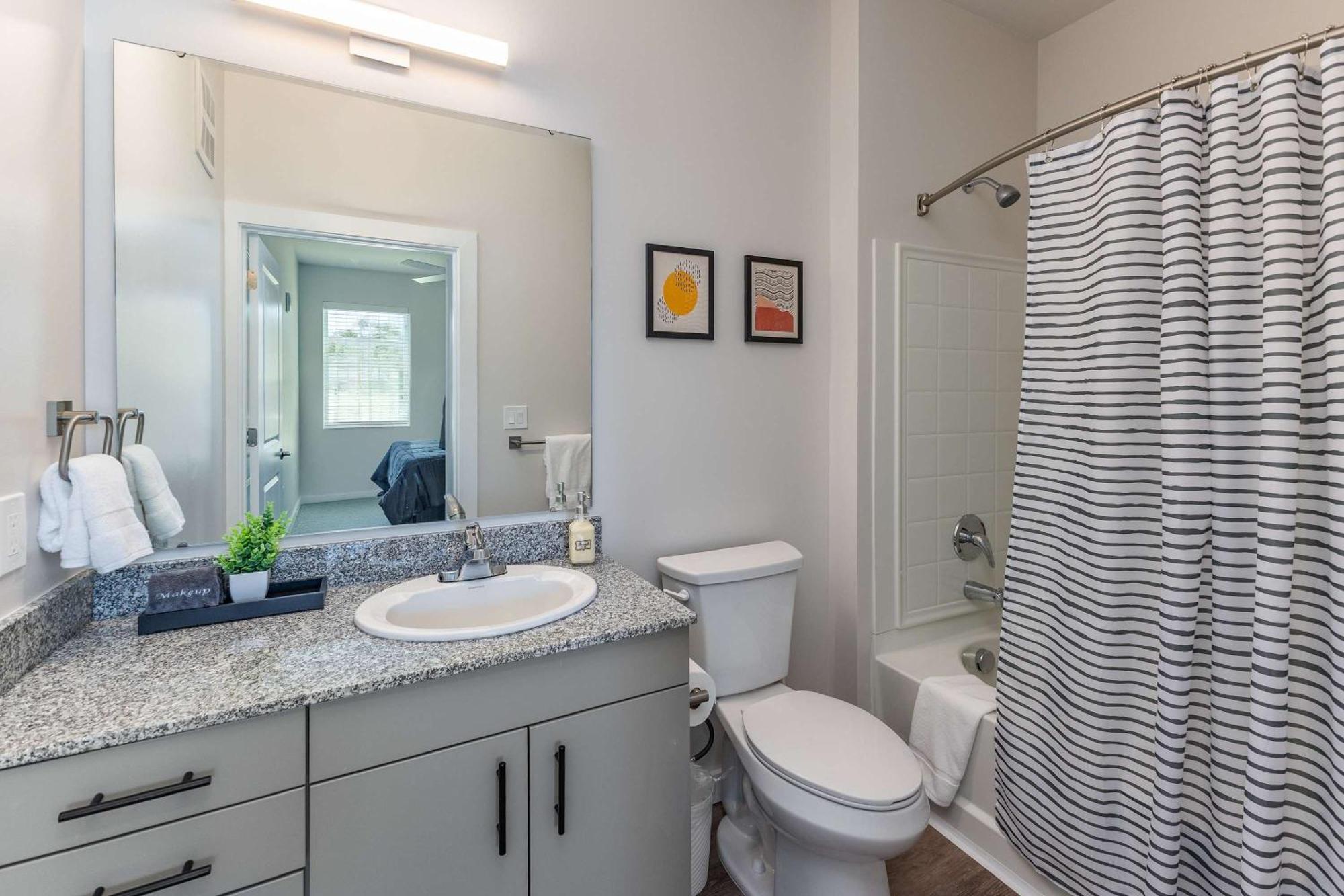 Modern Close To Dining & Entertainment Apartment *