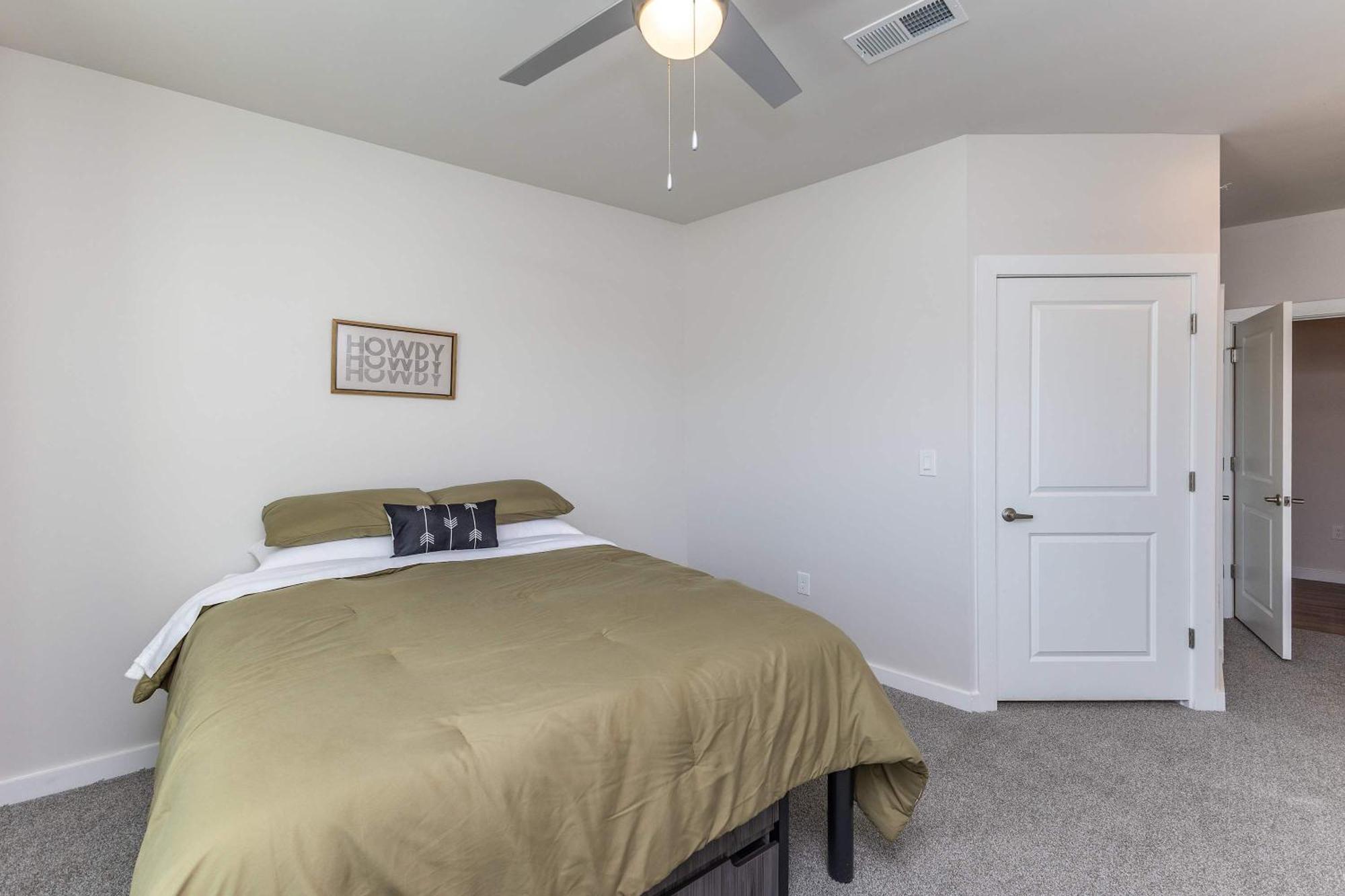 Modern Close To Dining & Entertainment