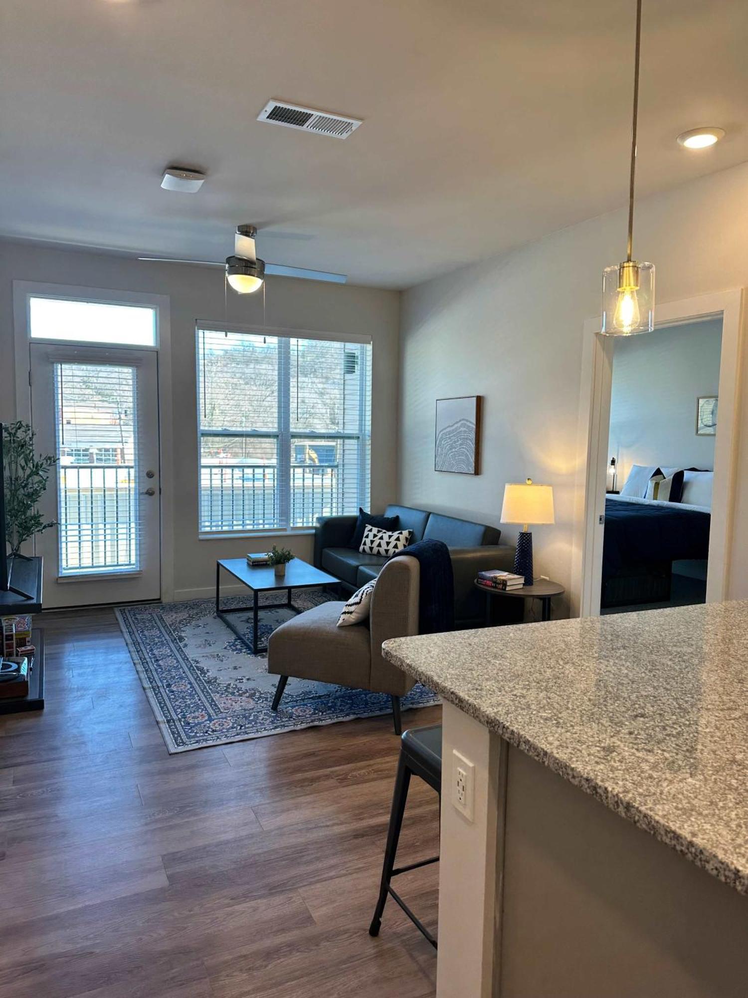 Modern Close To Dining & Entertainment Apartment *