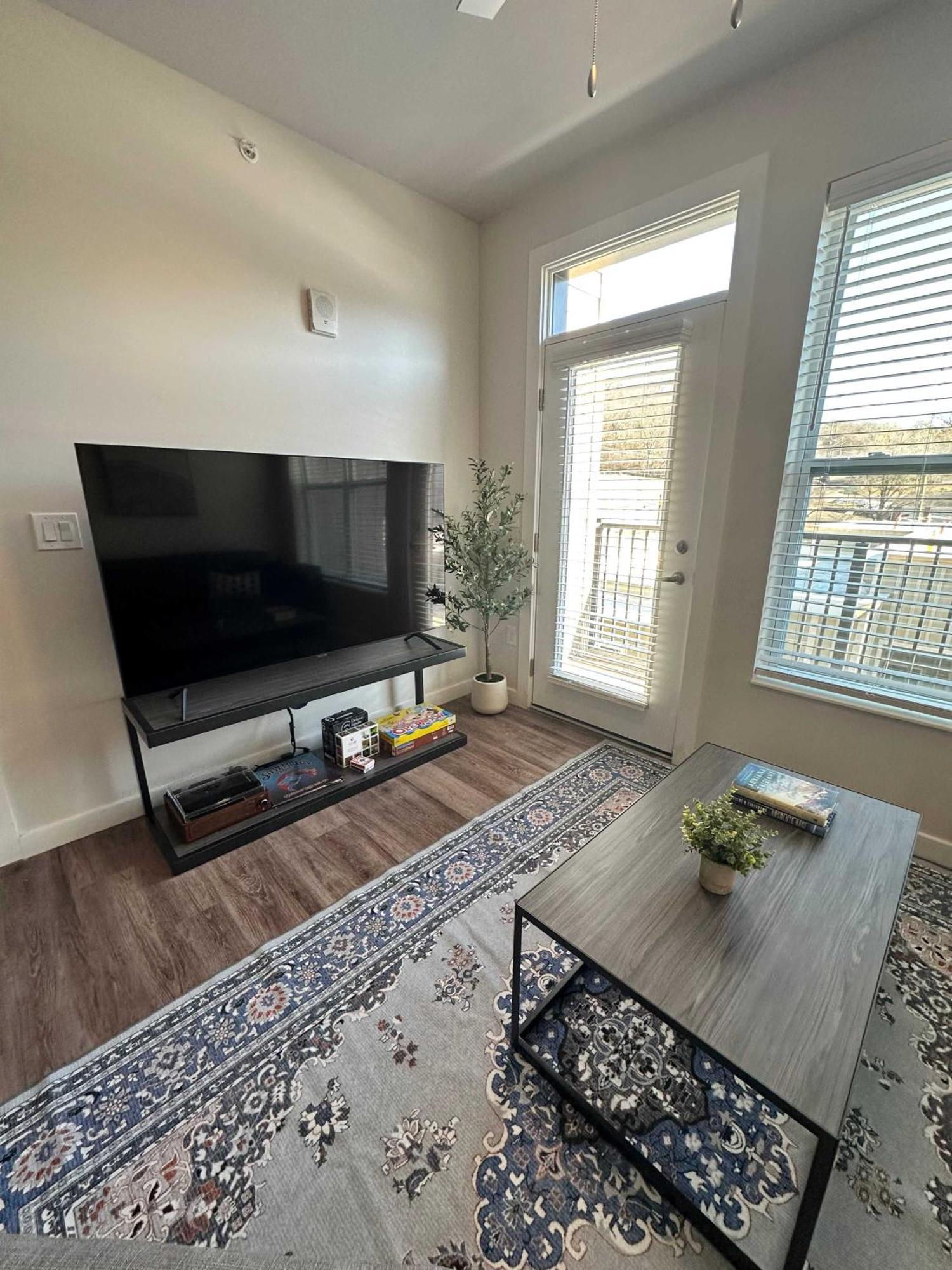 Modern Close To Dining & Entertainment Apartment