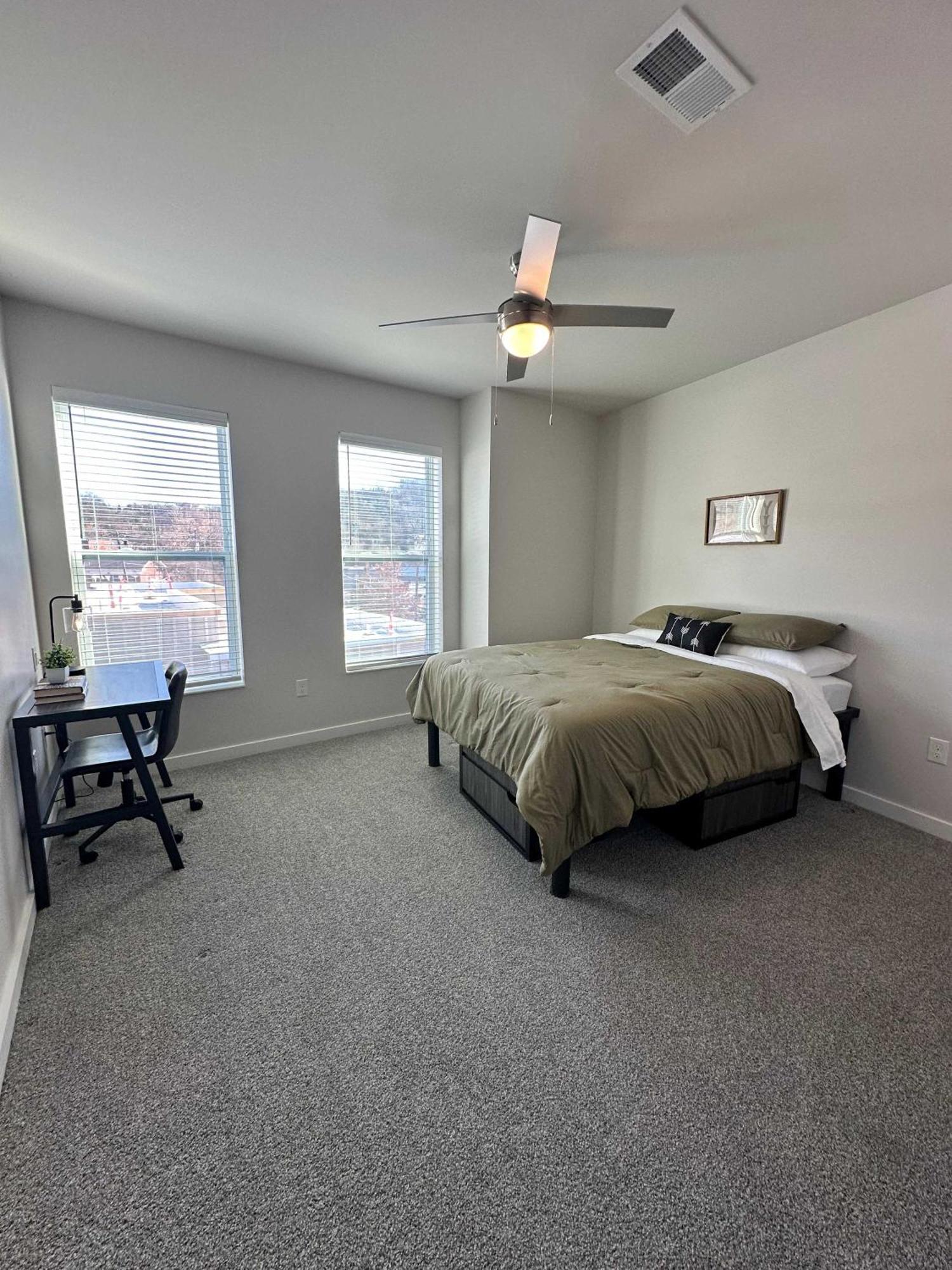 Modern Close To Dining & Entertainment Apartment