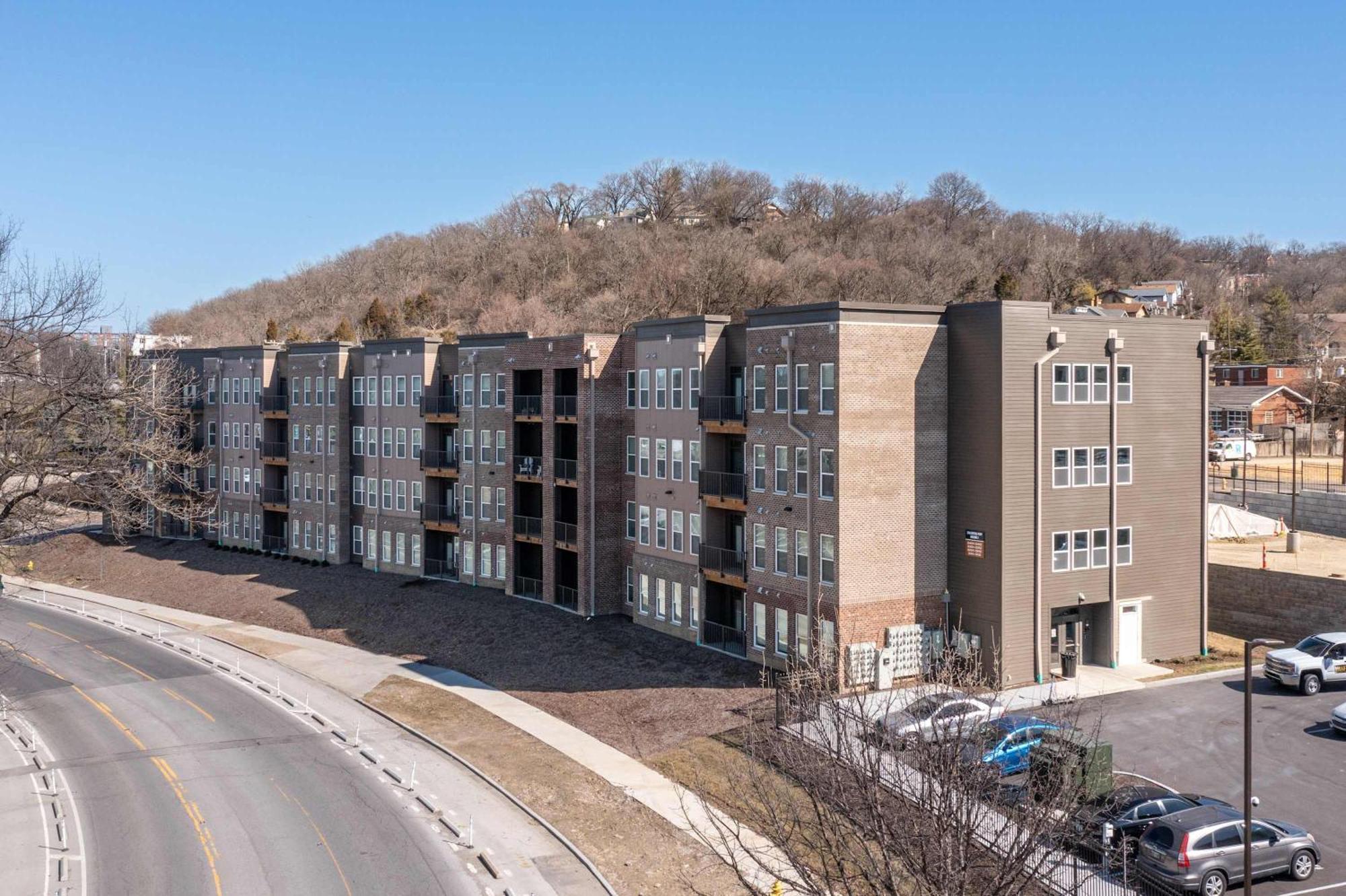 Modern Close To Dining & Entertainment Apartment *