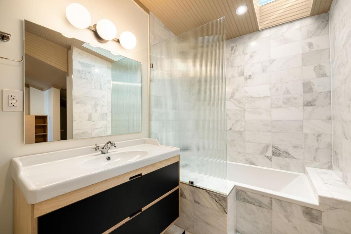 Lux Washington Park - Rooftop Patio - Free Parking Apartment
