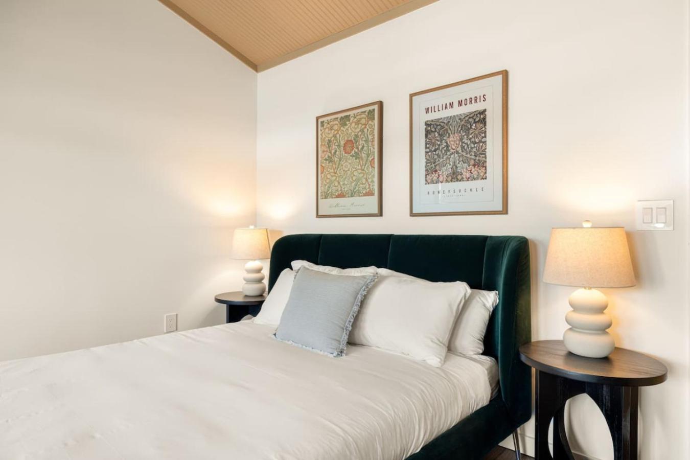 Lux Washington Park - Rooftop Patio - Free Parking Apartment *