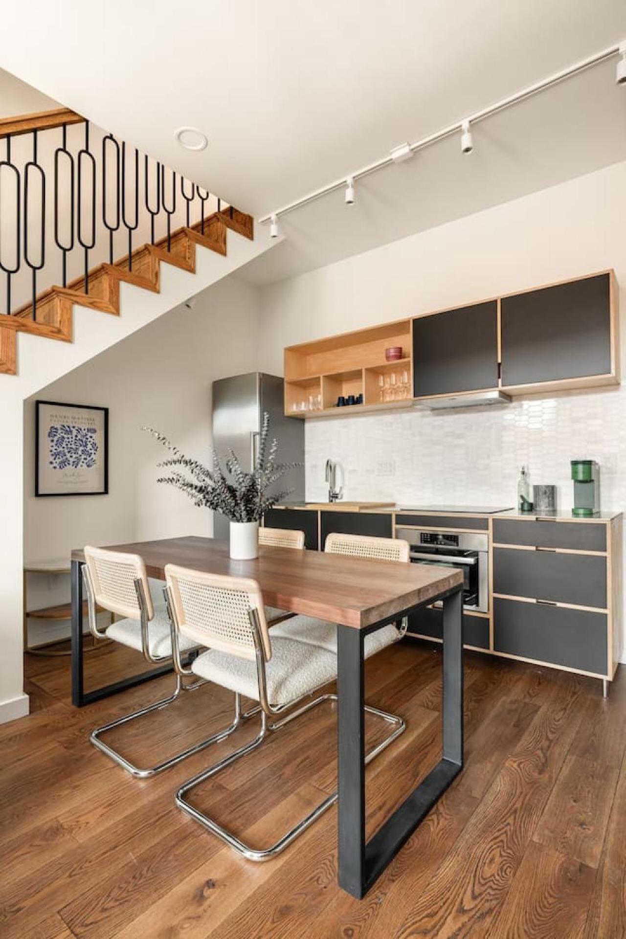 Lux Washington Park - Rooftop Patio - Free Parking Apartment *