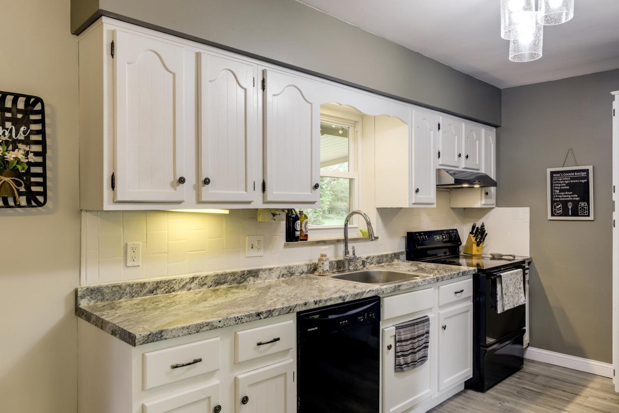 10 Mi To Dtwn With Patio And Yard! *