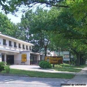 Budget Host Town Center Motel *