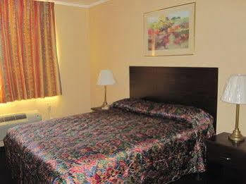 Budget Host Town Center Motel *