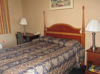 Budget Host Town Center Motel *