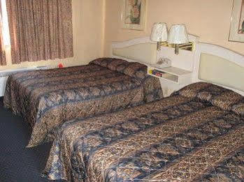Motel Budget Host Town Center