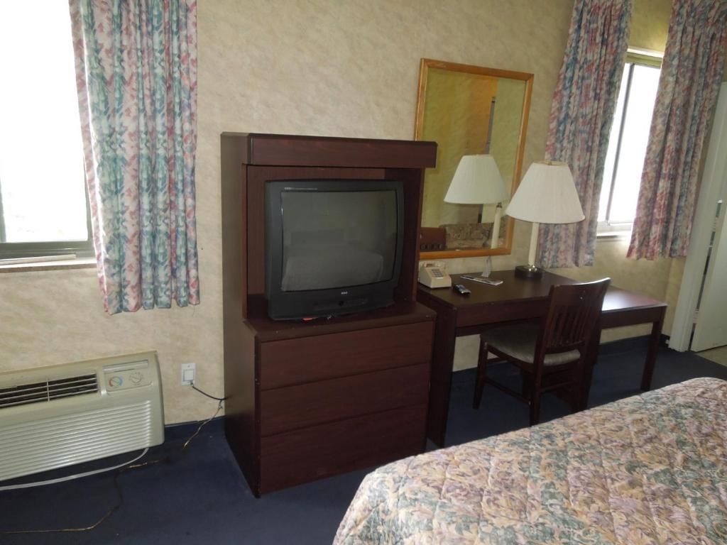 Motel Budget Host Town Center *
