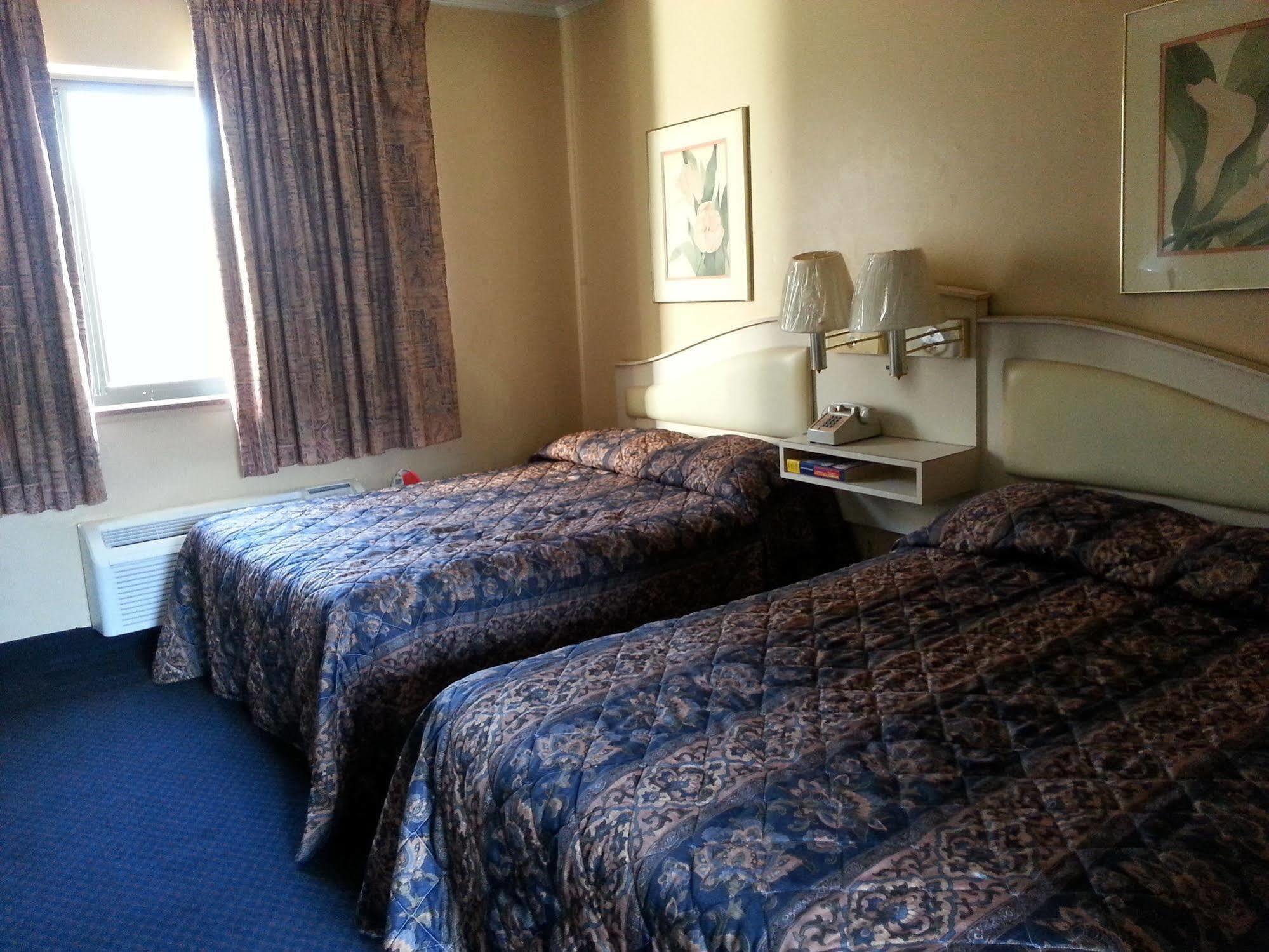 Motel Budget Host Town Center