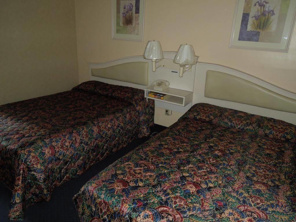 Motel Budget Host Town Center *