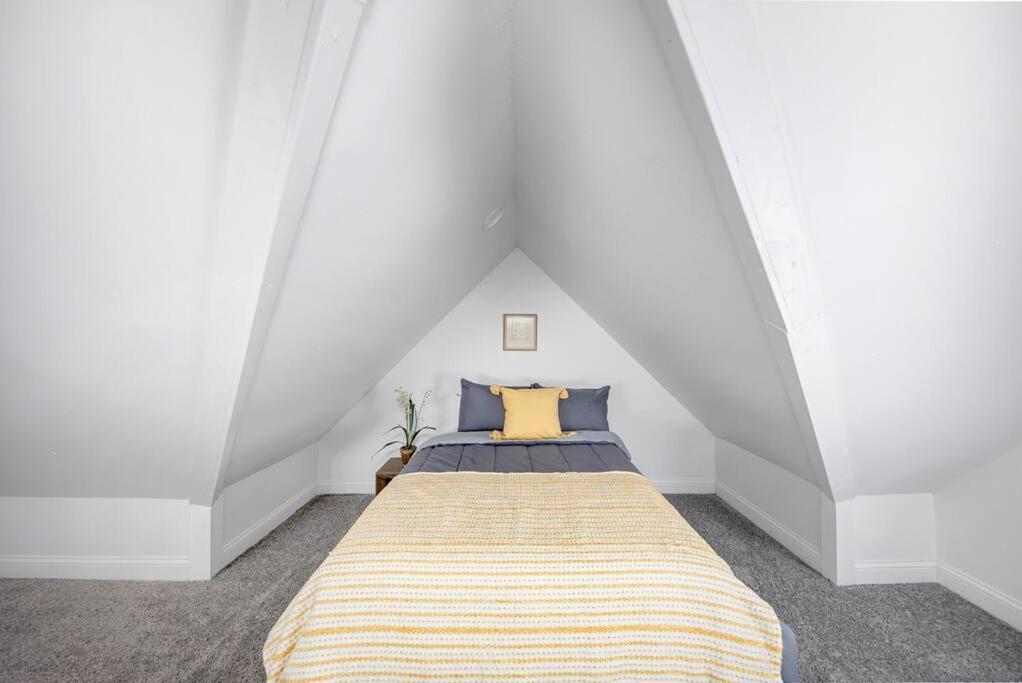 Newly Renovated House-10 Minutes From Downtown
