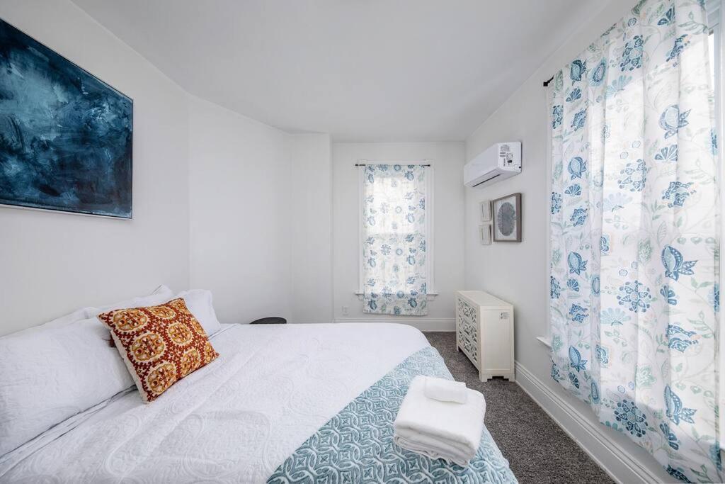 Newly Renovated House-10 Minutes From Downtown Holiday home *