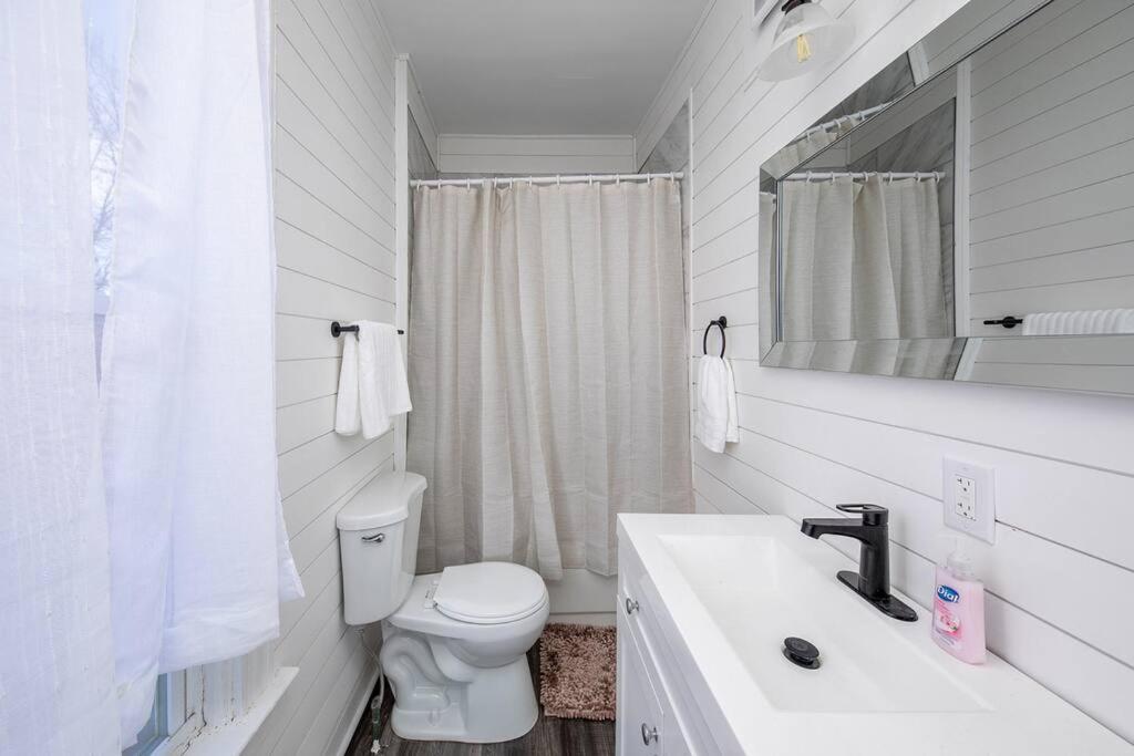 Newly Renovated House-10 Minutes From Downtown Holiday home *