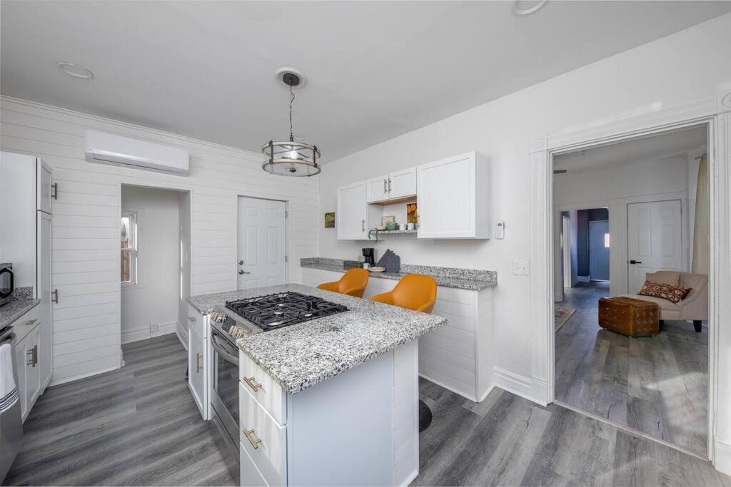 Holiday home Newly Renovated House-10 Minutes From Downtown