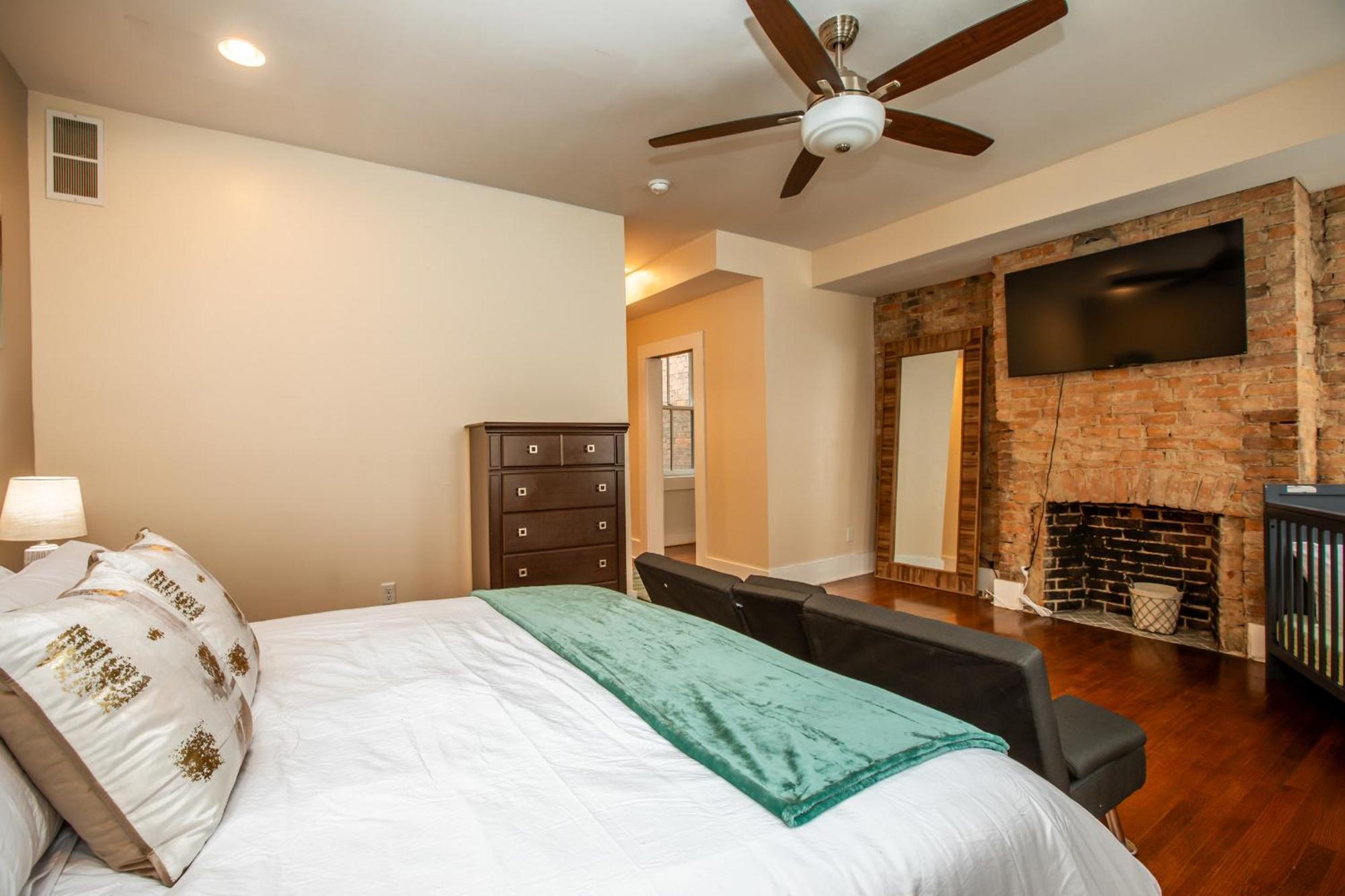 Cozy 4br W Massage Chair Arcade Heated Floor Cincinnati
