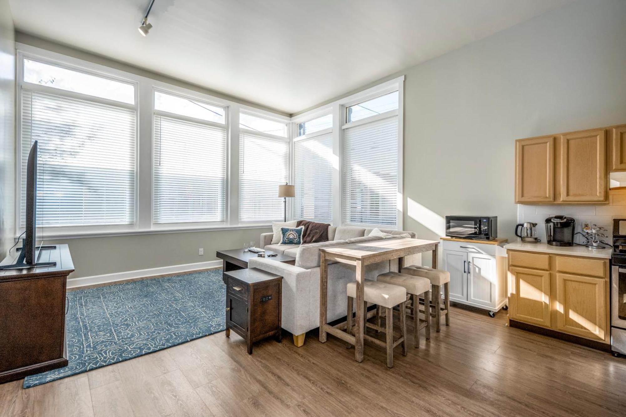 Near Otr And Tql,75in Tv, Lux Beds And Wifi, Free Parking *