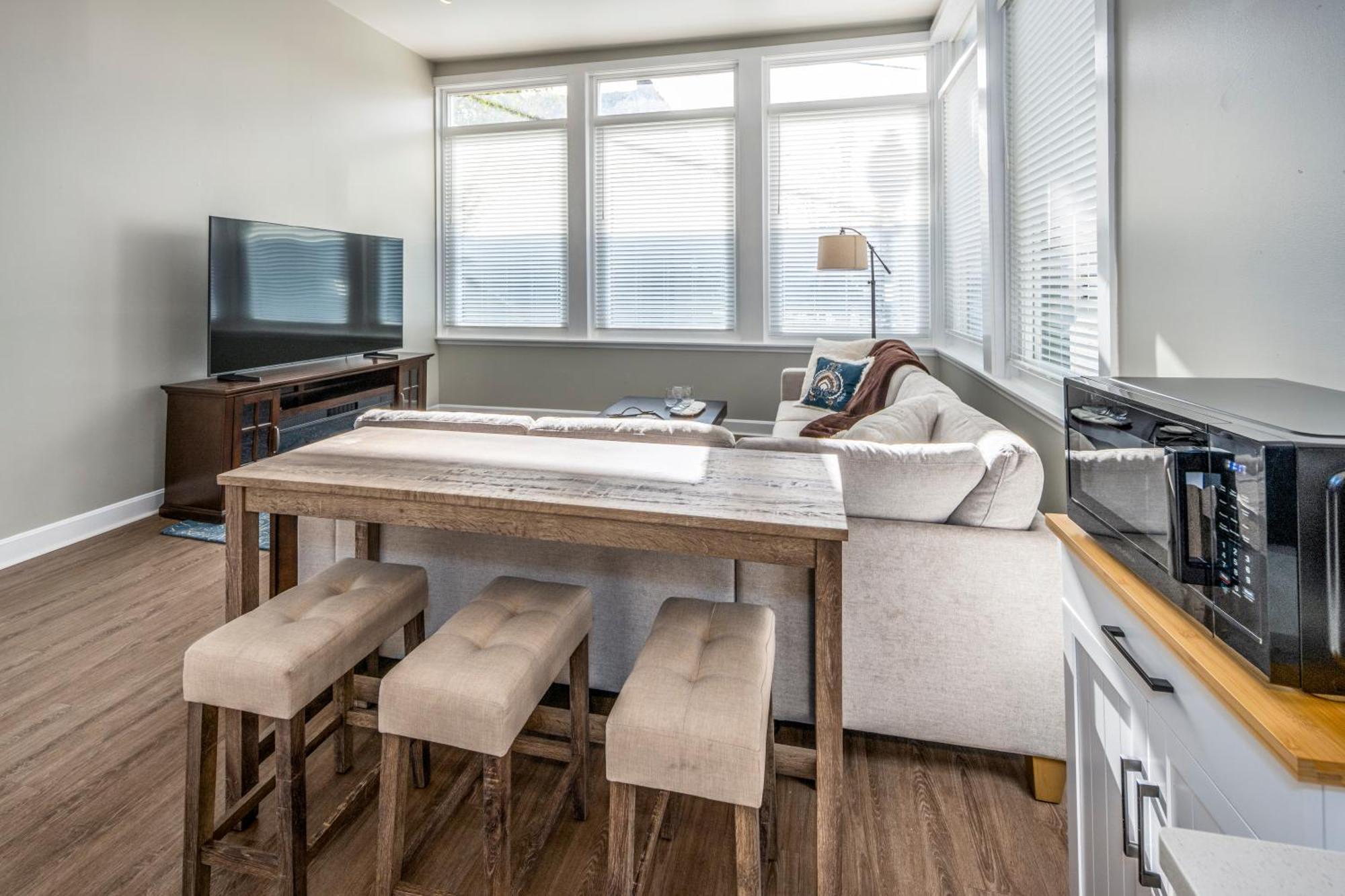 Near Otr And Tql,75in Tv, Lux Beds And Wifi, Free Parking Apartment
