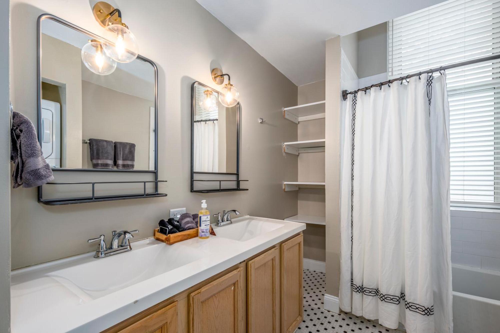 Near Otr And Tql,75in Tv, Lux Beds And Wifi, Free Parking Apartment *