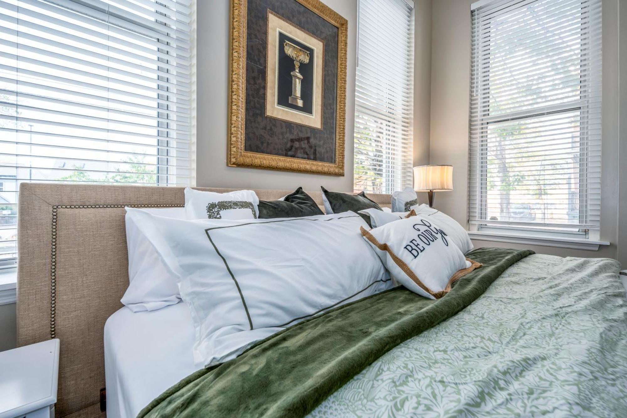 Near Otr And Tql,75in Tv, Lux Beds And Wifi, Free Parking