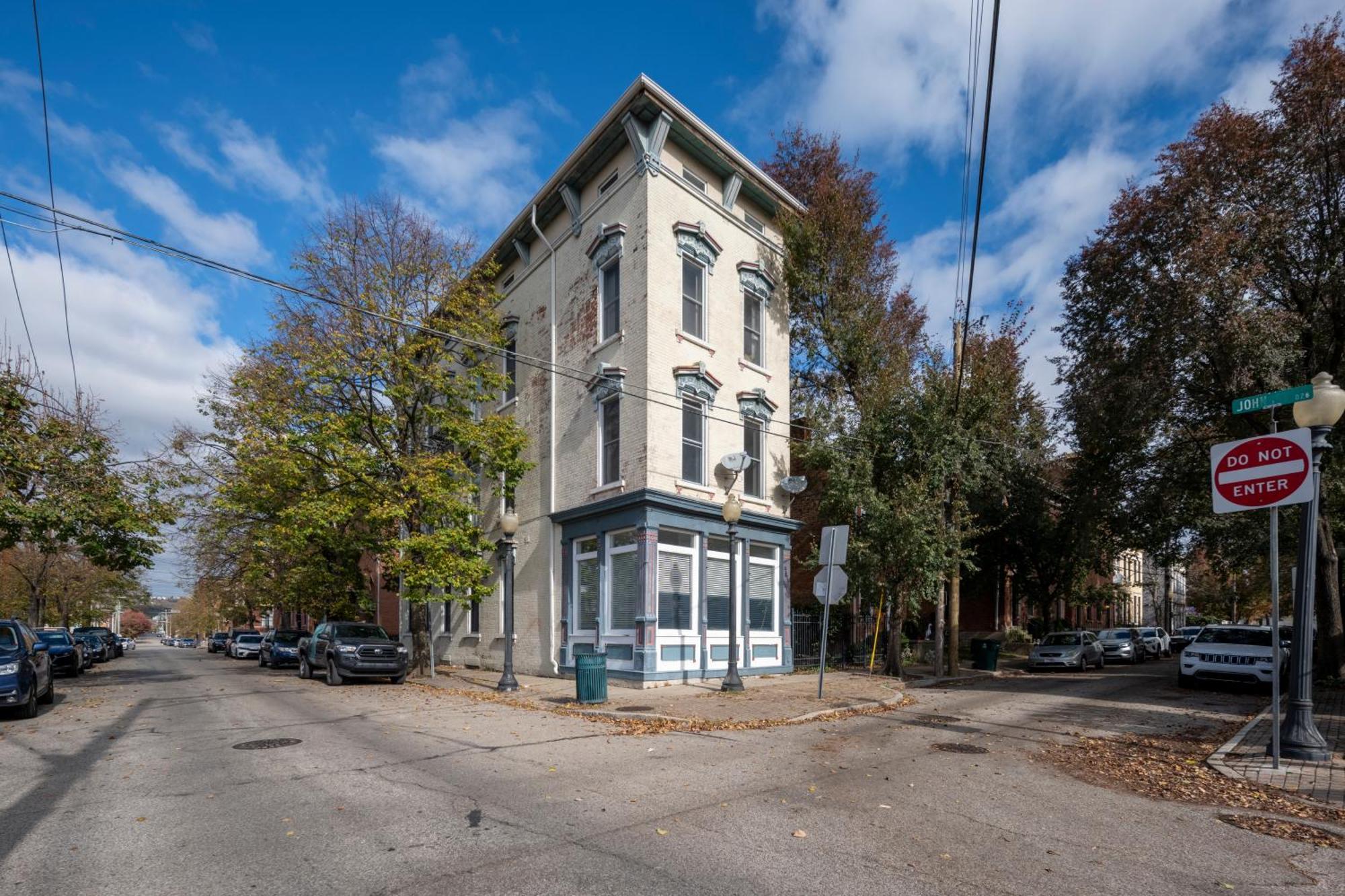 Apartment Near Otr And Tql,75in Tv, Lux Beds And Wifi, Free Parking