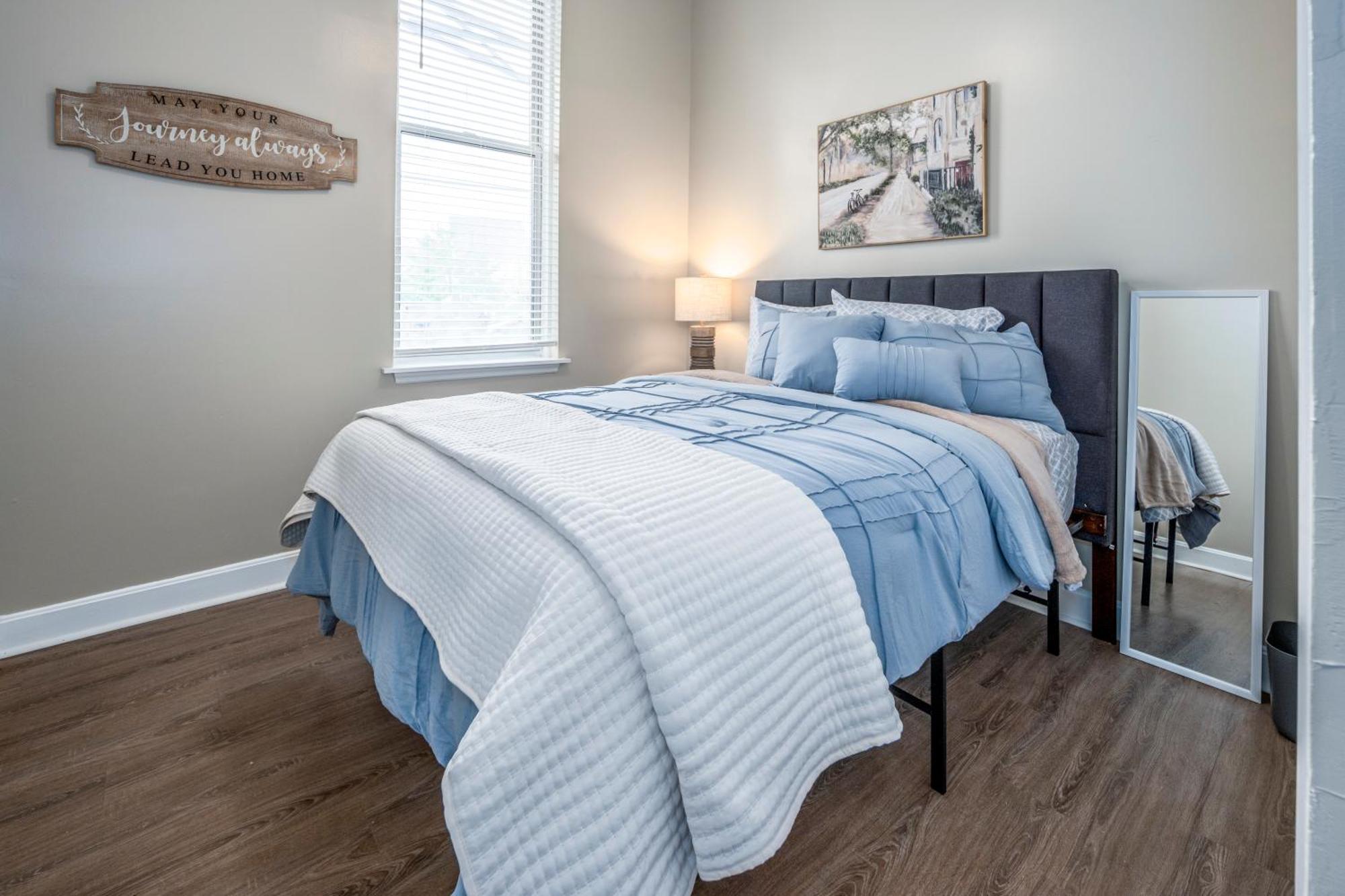 Near Otr And Tql,75in Tv, Lux Beds And Wifi, Free Parking Apartment