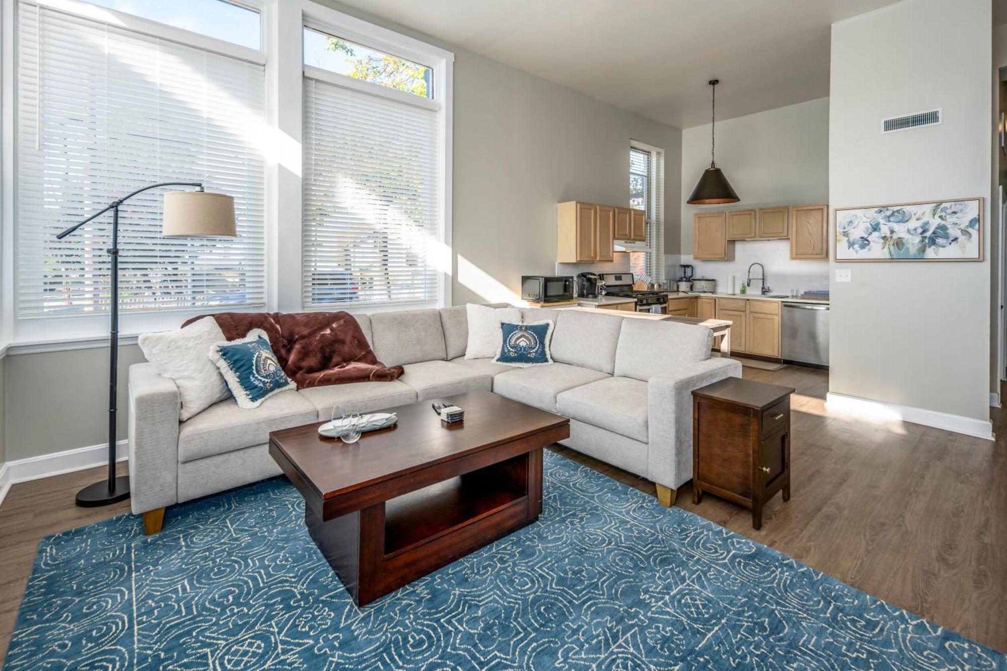 Near Otr And Tql,75in Tv, Lux Beds And Wifi, Free Parking Apartment *