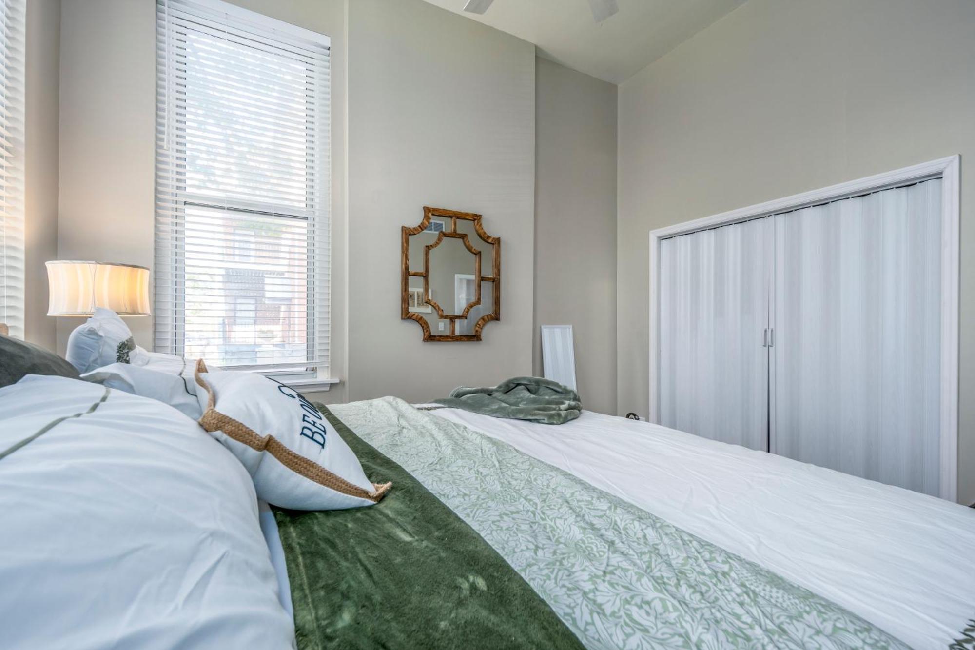 Apartment Near Otr And Tql,75in Tv, Lux Beds And Wifi, Free Parking *