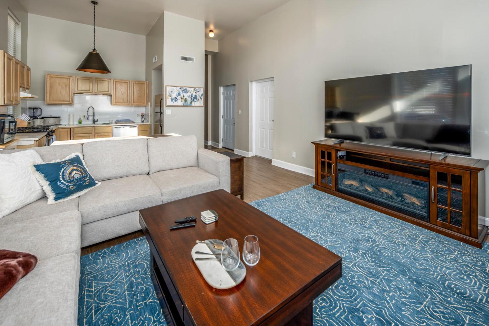 Near Otr And Tql,75in Tv, Lux Beds And Wifi, Free Parking Apartment Cincinnati