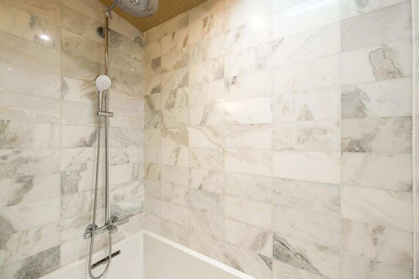 Lux Washington Park - Rooftop Patio - Free Parking *