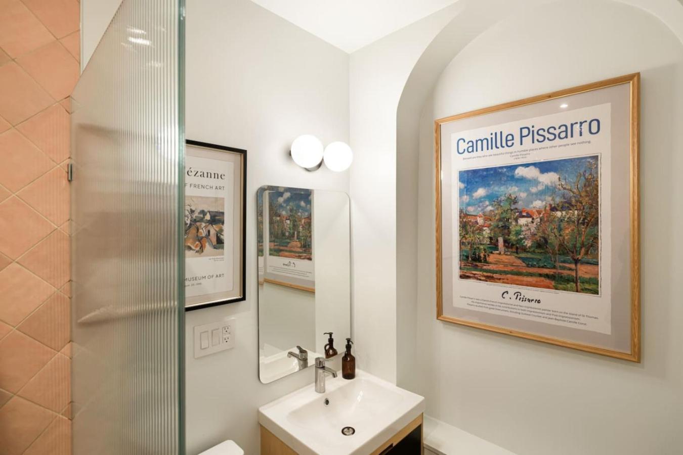 Lux Washington Park - Rooftop Patio - Free Parking Apartment
