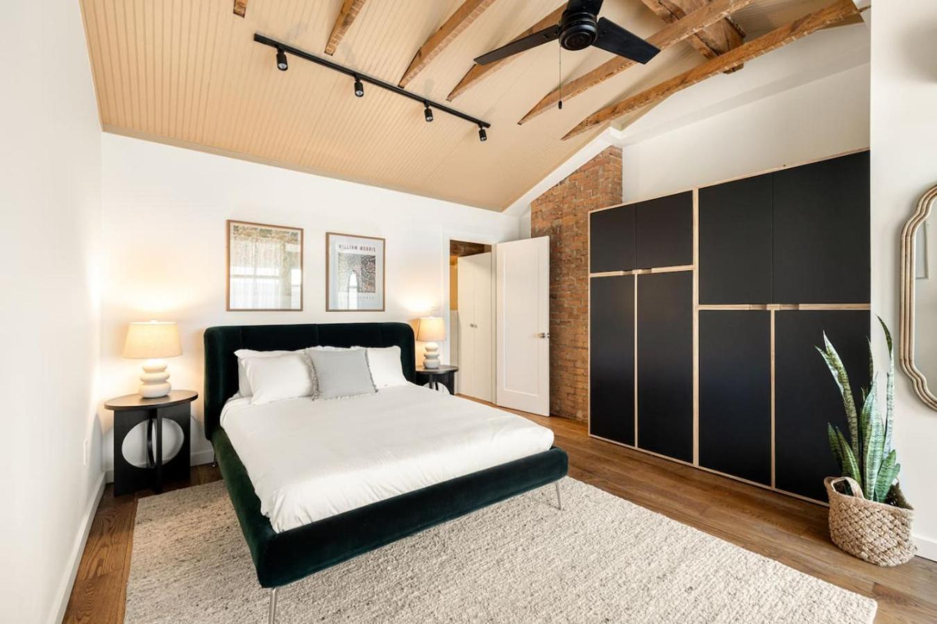 Lux Washington Park - Rooftop Patio - Free Parking Apartment